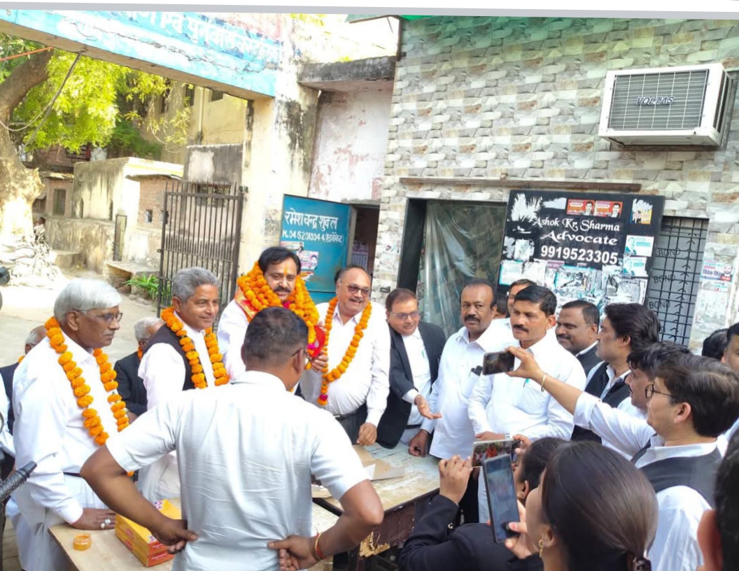 Interaction with advocates during a Bar Association gathering.